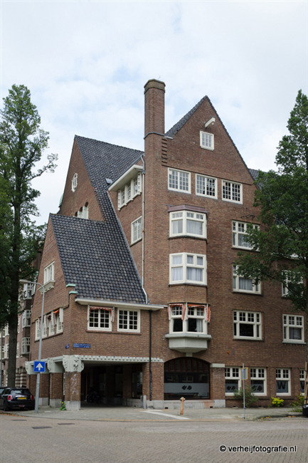 De noordoostelijke hoek van de Minervalaan-Gerrit van der Veenstraat.
              <br/>
              Annemarieke Verheij, 2015-09-20